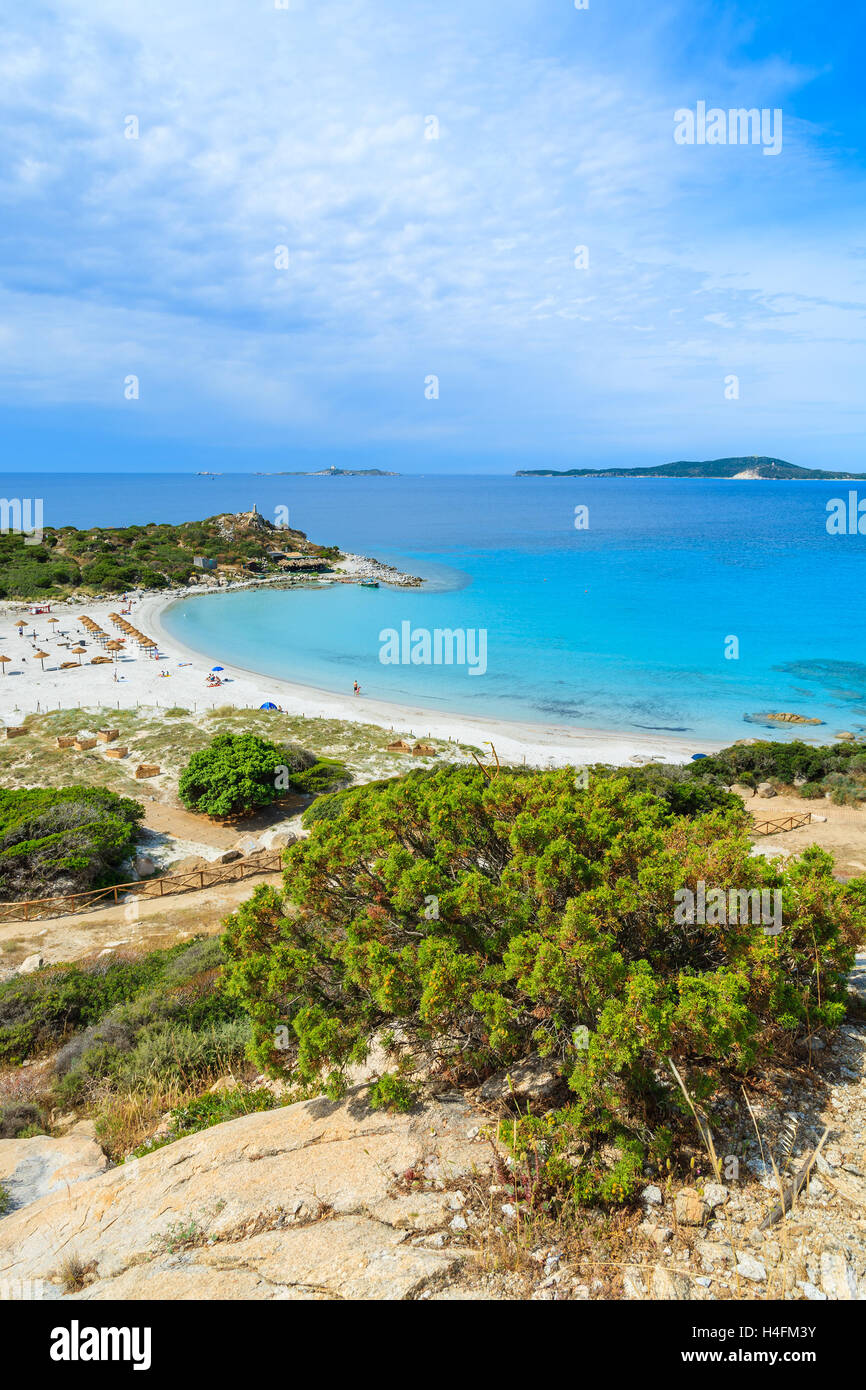 Blick auf Punta Molentis Strand mit türkisfarbenem Meerwasser, Insel Sardinien, Italien Stockfoto