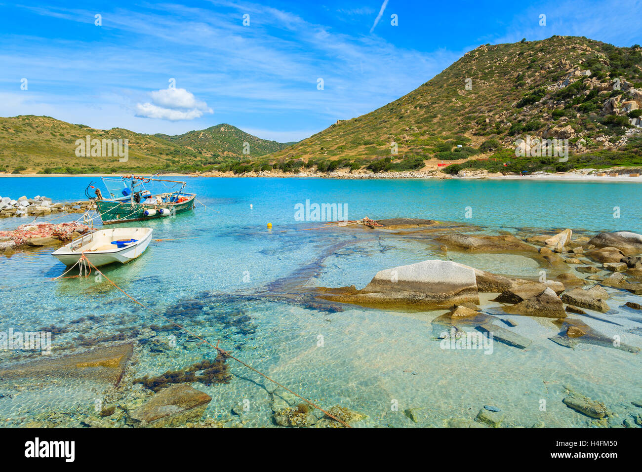 Alten Fischerbooten auf türkisfarbenes Meerwasser der Punta Molentis Bucht, Insel Sardinien, Italien Stockfoto