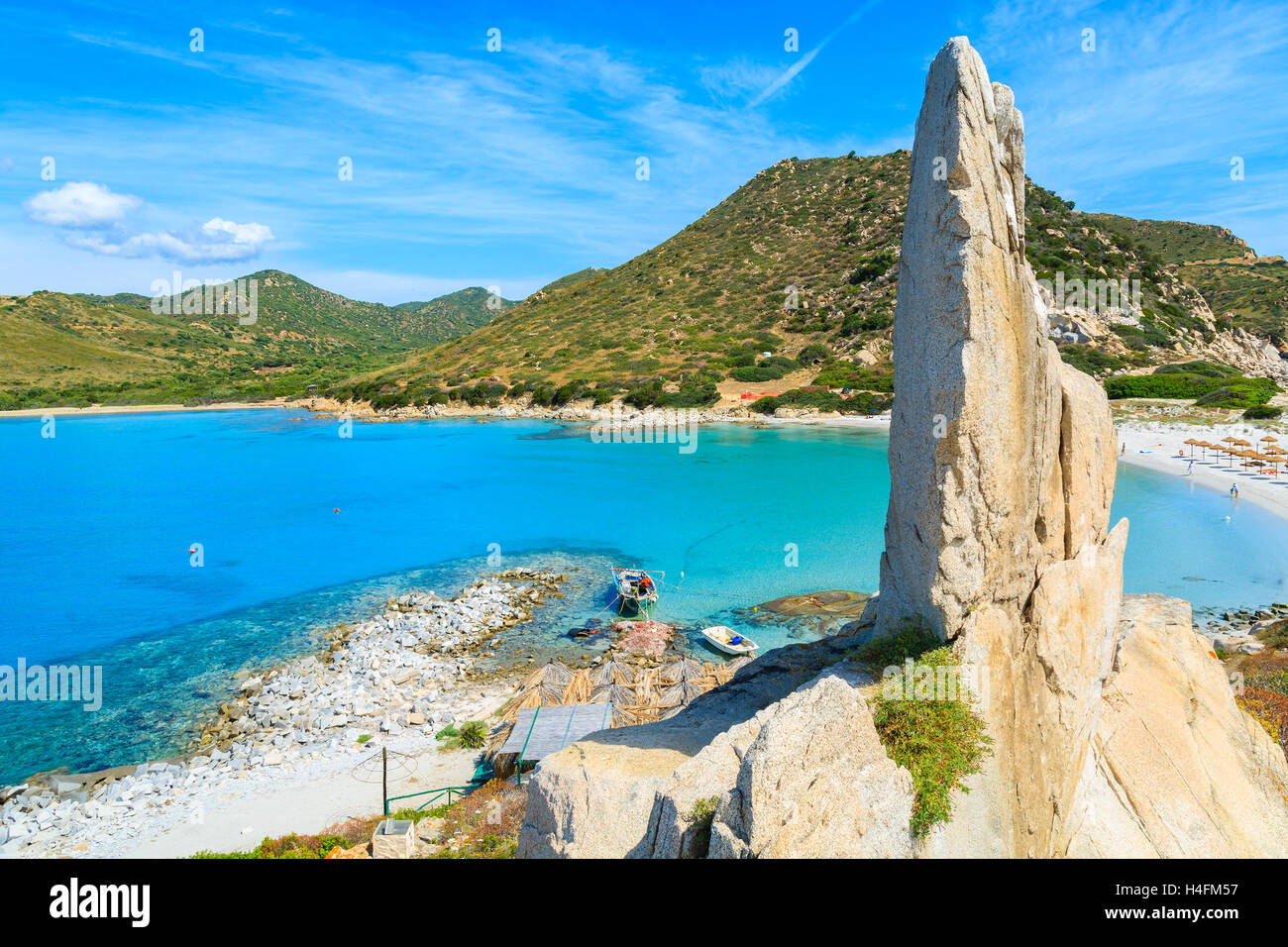 Felsformation oben auf einem Hügel und Blick auf Punta Molentis Bucht mit Strand, Insel Sardinien, Italien Stockfoto