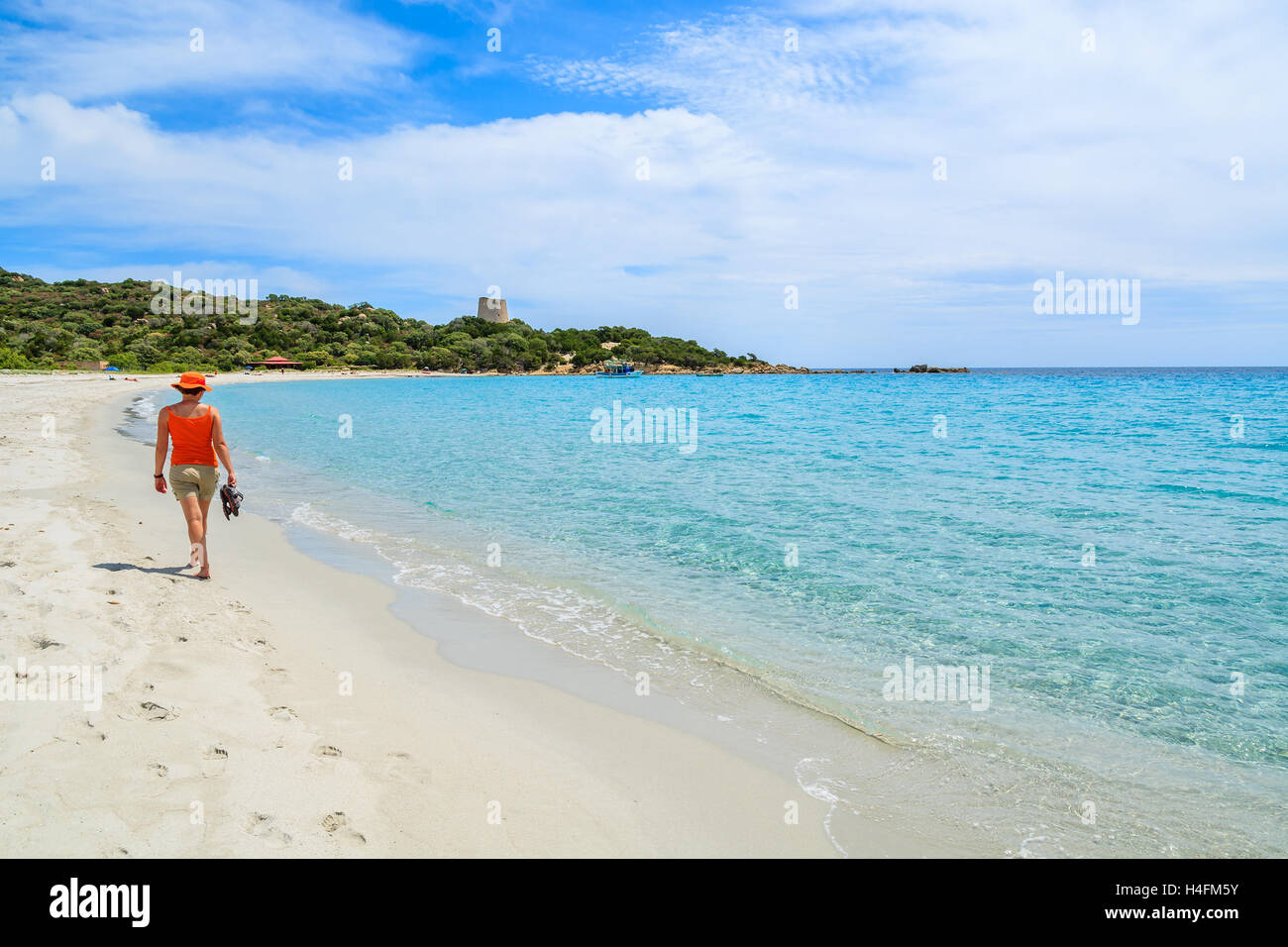 Junge Frau Touristen zu Fuß am Strand von Cala Pira Bucht, Insel Sardinien, Italien Stockfoto