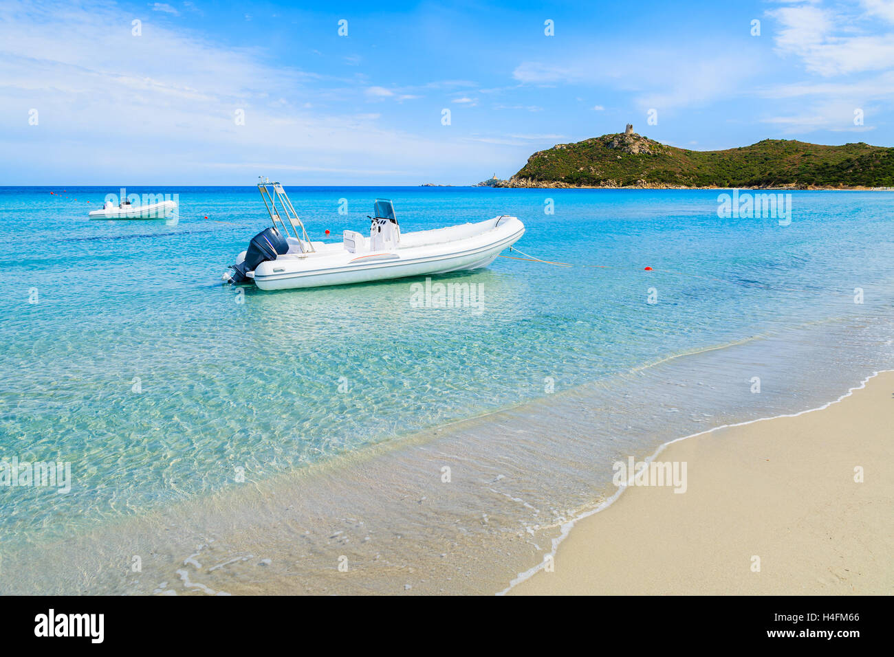 Weißes Boot auf schöne azurblaue Meerwasser von Porto Giunco Bucht, Insel Sardinien, Italien Stockfoto