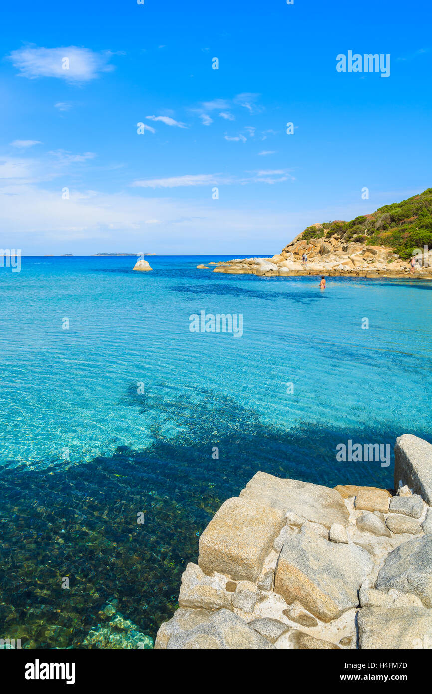 Azurblaue Meer Kristallwasser von Porto Giunco Bucht, Insel Sardinien, Italien Stockfoto