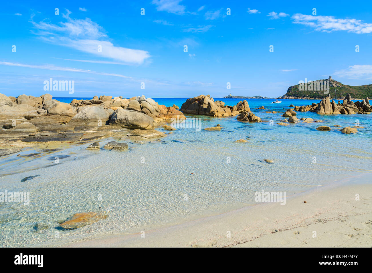 Felsen in flache kristallklare türkisfarbene Meerwasser von Porto Giunco Beach, Insel Sardinien, Italien Stockfoto