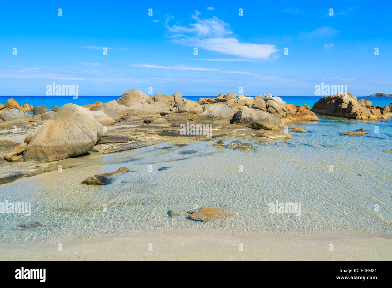 Felsen in flache kristallklare türkisfarbene Meerwasser von Porto Giunco Beach, Insel Sardinien, Italien Stockfoto