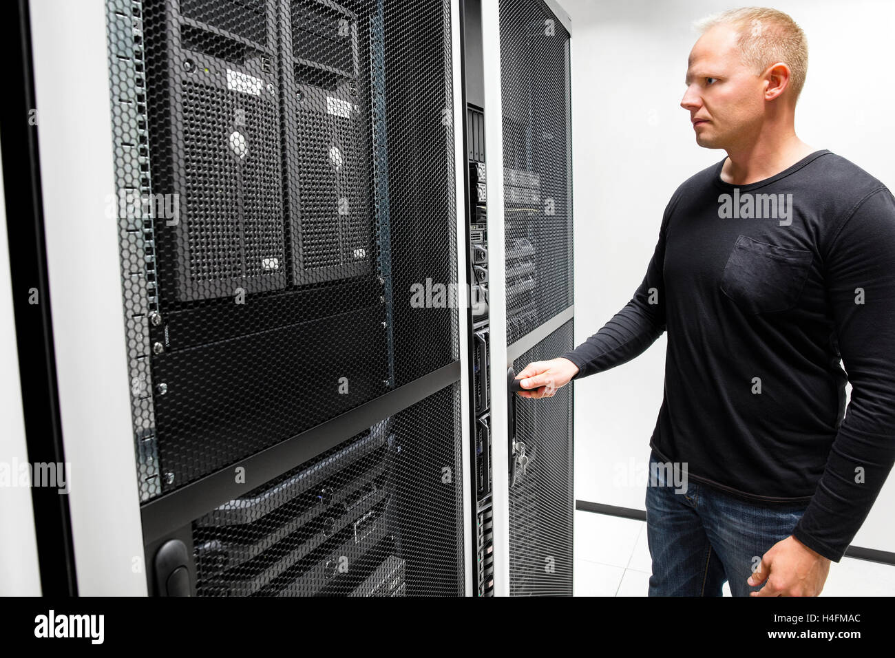 Techniker Türöffnung Server Rack im Rechenzentrum Stockfoto