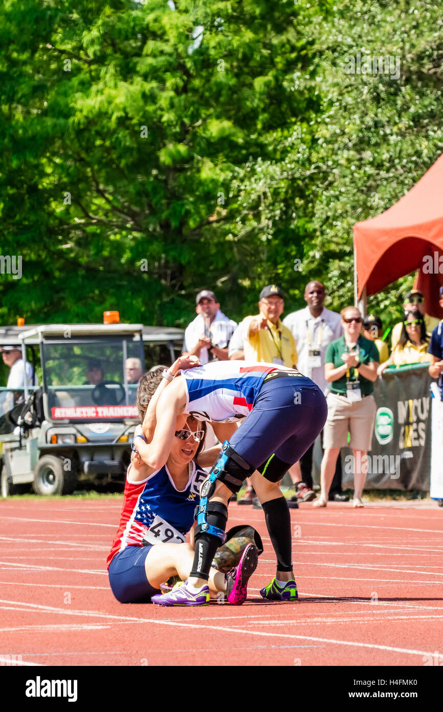 Kurz vor der Überquerung der Ziellinie zu gewinnen das Gold in den 200 Meter IT1 Frauenlauf, fiel Sarah Rudder der USA. Sie schnell selbst abgeholt und überquerte die Ziellinie um das Silber hinter Marian Blot von Frankreich zu gewinnen. Nach dem Überqueren der Ziellinie, Stockfoto