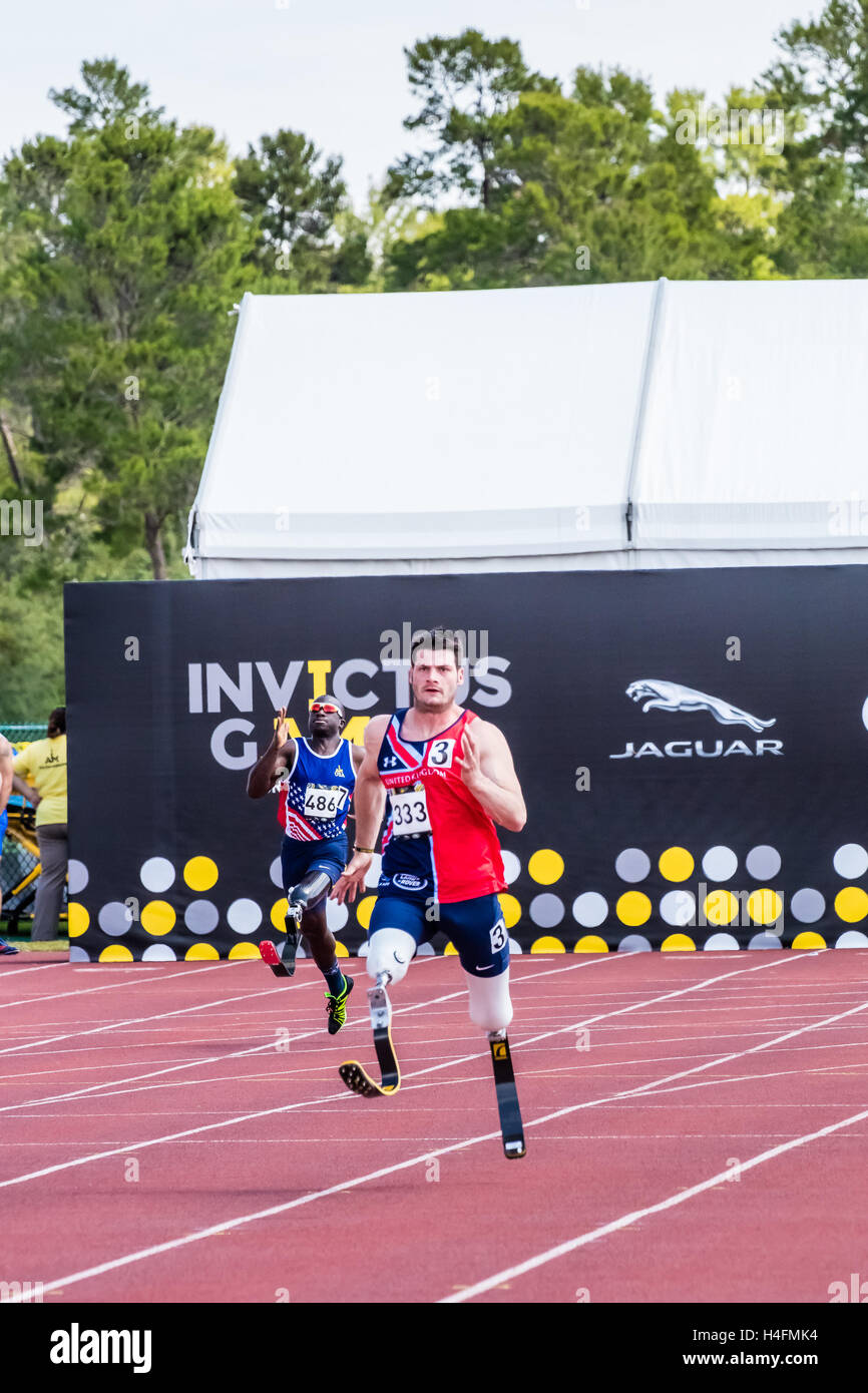 David Henson des Vereinigten Königreichs und William Reynolds der USA konkurrieren in der Männer 200 Meter Dash IT2 während die Invictus Games on 10. Mai 2016 bei den ESPN Wide World of Sports Complex in Orlando, Florida. Stockfoto