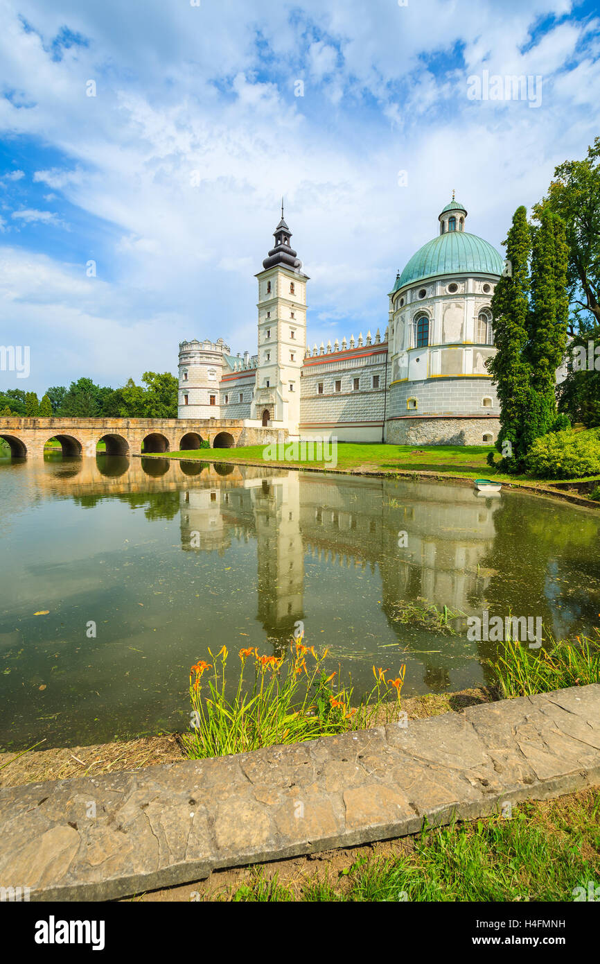 Schöne Krasiczyn Schloss und See an einem sonnigen Sommertag, Polen Stockfoto