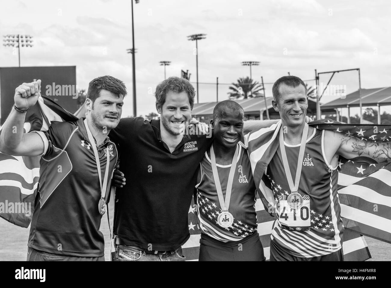 David Henson, der das Vereinigte Königreich, zusammen mit Allan Armstrong und William Reynolds der USA, posieren mit Prinz Harry, nachdem er sie mit ihren Medaillen für die Männer 200 Meter Dash IT2 während die Invictus Games on 10. Mai 2016 auf ESPN breit vorgestellt Stockfoto