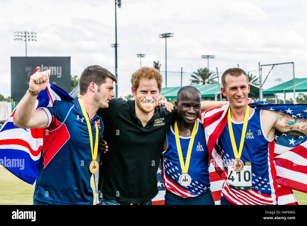 David Henson, der das Vereinigte Königreich, zusammen mit Allan Armstrong und William Reynolds der USA, posieren mit Prinz Harry, nachdem er sie mit ihren Medaillen für die Männer 200 Meter Dash IT2 während die Invictus Games on 10. Mai 2016 auf ESPN breit vorgestellt Stockfoto