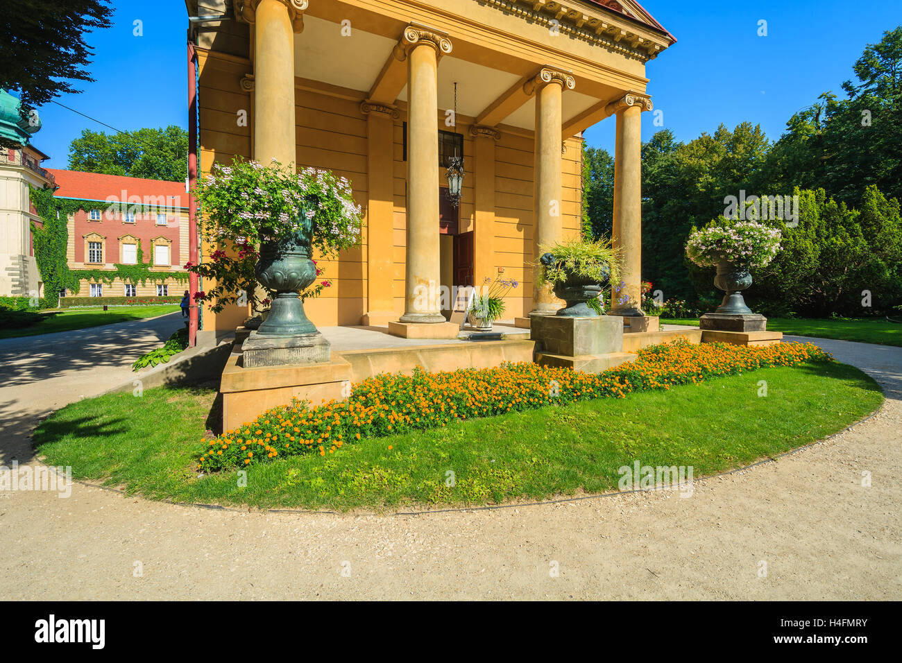 Historisches Gebäude in den Gärten von Schloss Łańcut an sonnigen Sommertag, Polen Stockfoto