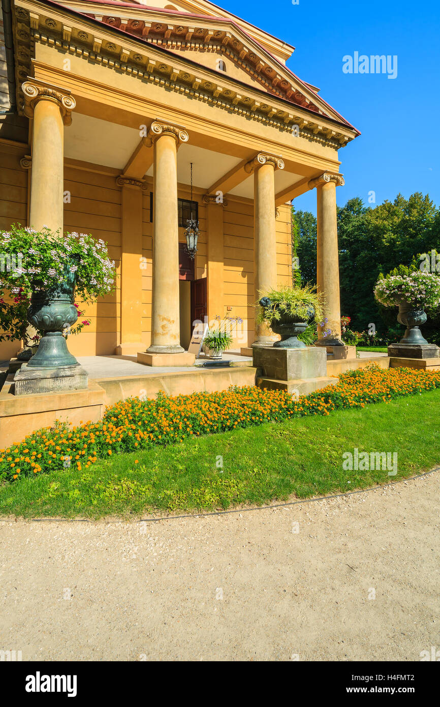 Historisches Gebäude in den Gärten von Schloss Łańcut an sonnigen Sommertag, Polen Stockfoto