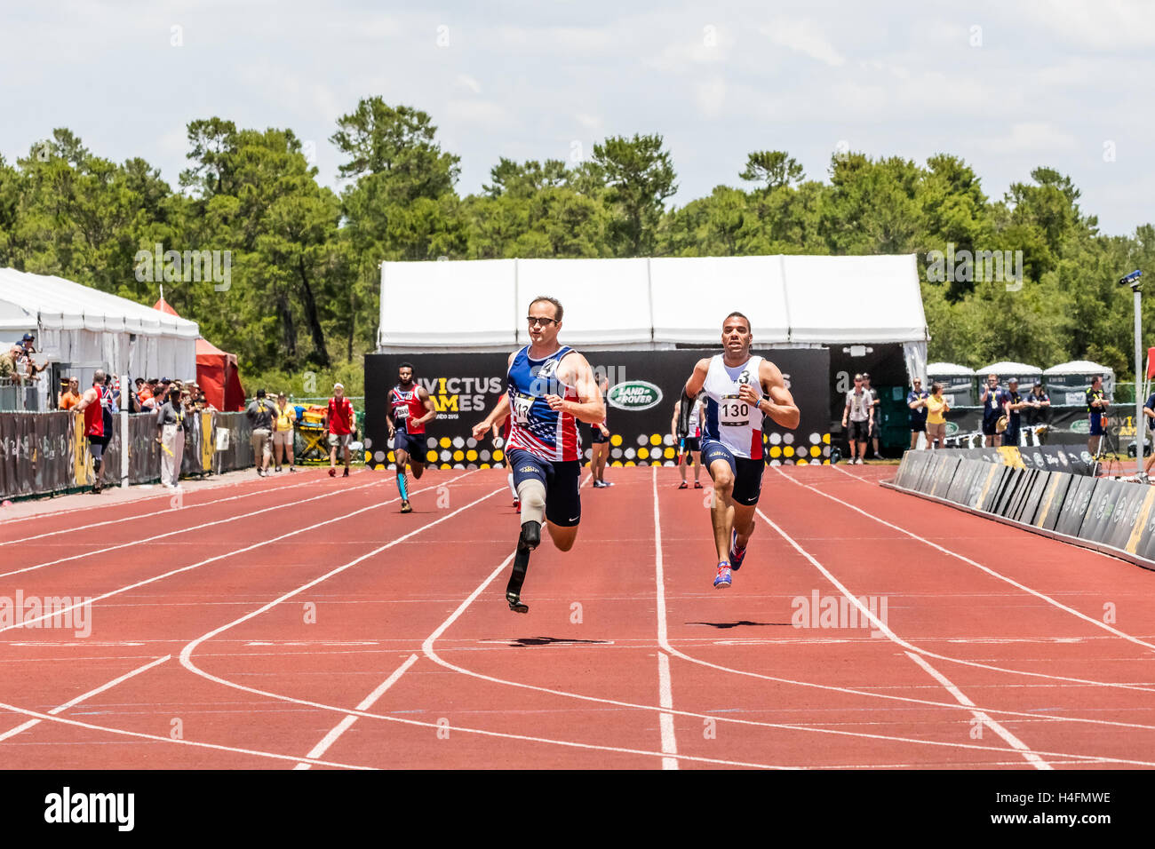 Robert Brown (Wcap) der USA und Alain Akakpo Frankreich Rennen auf die Ziellinie in gemischten 4 x 100 Meter Staffel während der Spiele von Invictus am 10. Mai 2016 bei den ESPN Wide World of Sports Complex in Orlando, Florida. Stockfoto