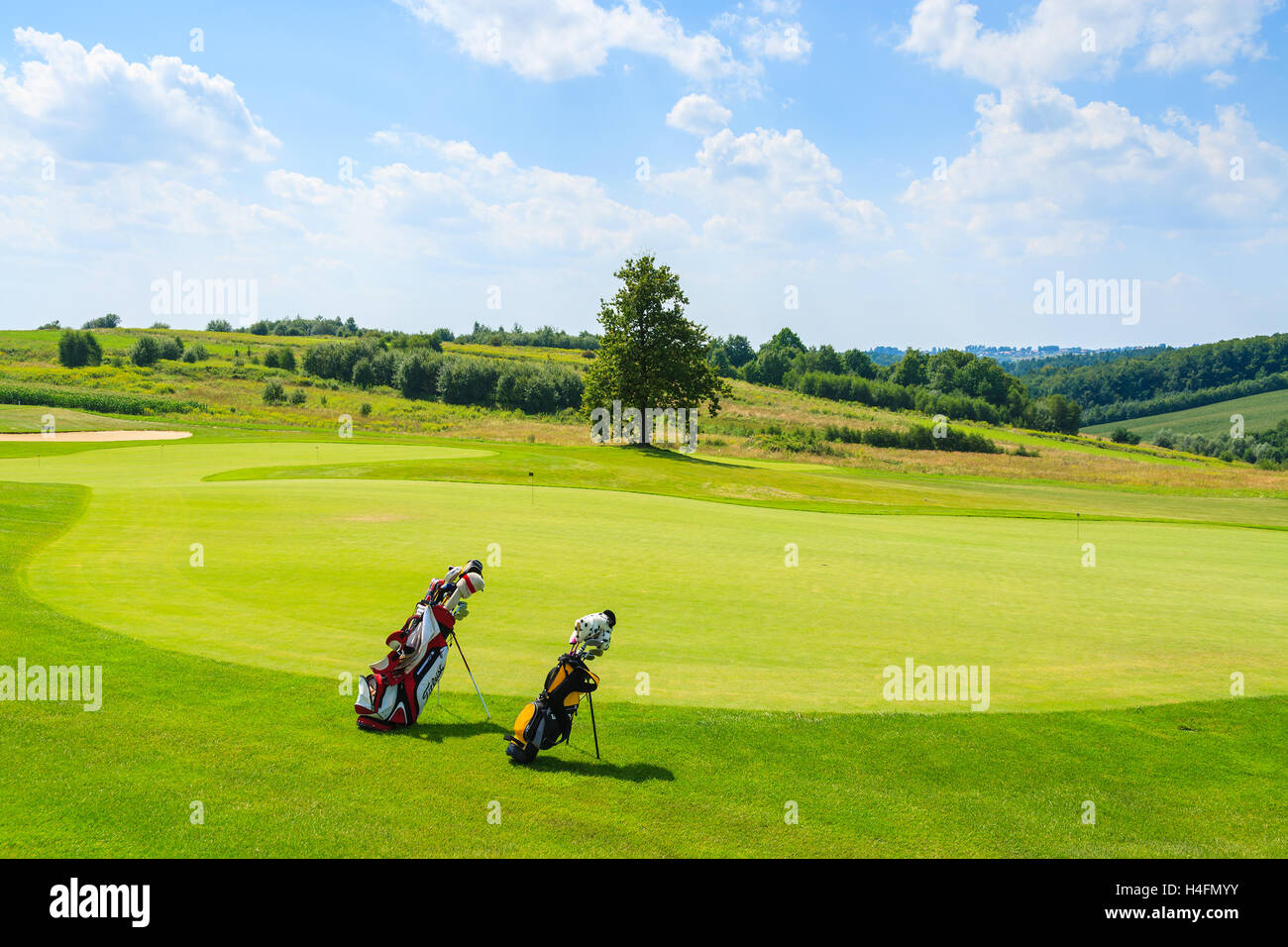 PACZULTOWICE GOLF CLUB, Polen - 9. August 2014: Golfplatz Green spielen in Paczultowice Ortschaft an sonnigen Sommertag, Polen. Golfen ist immer ein beliebter Sport bei wohlhabenden Menschen aus Krakau. Stockfoto