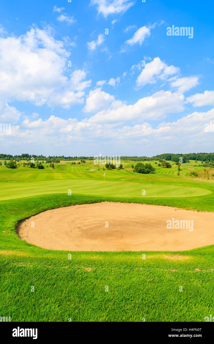 PACZULTOWICE GOLF CLUB, Polen - 9. August 2014: Grünfläche des schönen Golfplatzes an sonnigen Sommertag. Golf wird Volkssport unter wohlhabenden Polen. Stockfoto