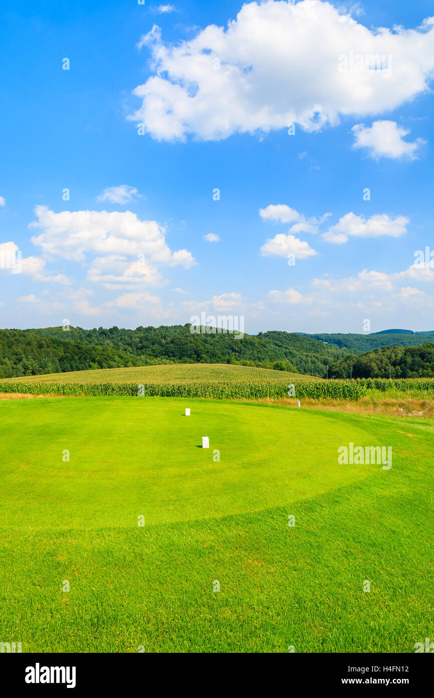 PACZULTOWICE GOLF CLUB, Polen - 9. August 2014: Grünfläche des schönen Golfplatzes an sonnigen Sommertag. Golf wird Volkssport unter wohlhabenden Polen. Stockfoto