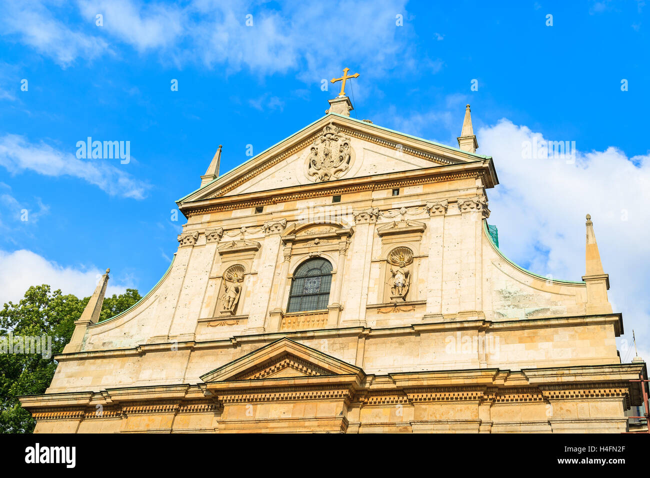 Fassade der Kathedrale St. Peter und St. Paul in Krakau an sonnigen Sommertag, Polen Stockfoto