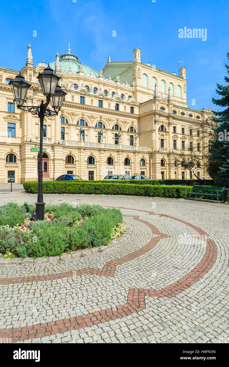 Platz im Park vor Slowackiego Theatergebäude in Krakau, Polen Stockfoto