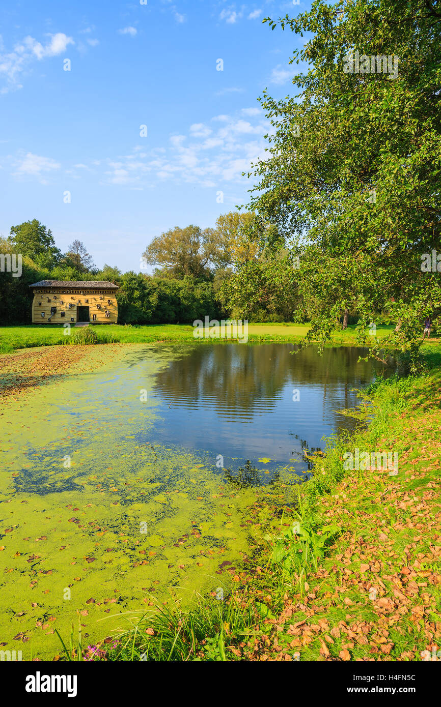 Grünanlage mit Schutz für Jäger am Ufer des Sees in Radziejowice Dorf am sonnigen Sommertag, Polen Stockfoto