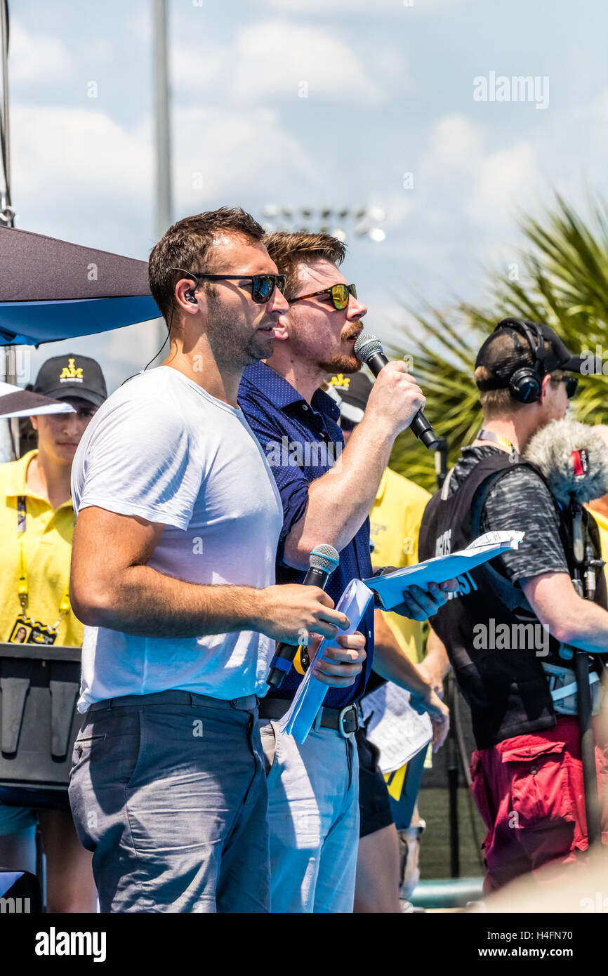 Gold Medaille Olympische Schwimmer Ian Thorpe und Royal Marine Veteran und Invictus Games Botschafter JJ Chalmers sprechen während der Schwimmbad-Wettbewerb der Invictus Games am 11. Mai 2016 bei ESPN Wide World of Sports in Orlando, Florida. Stockfoto