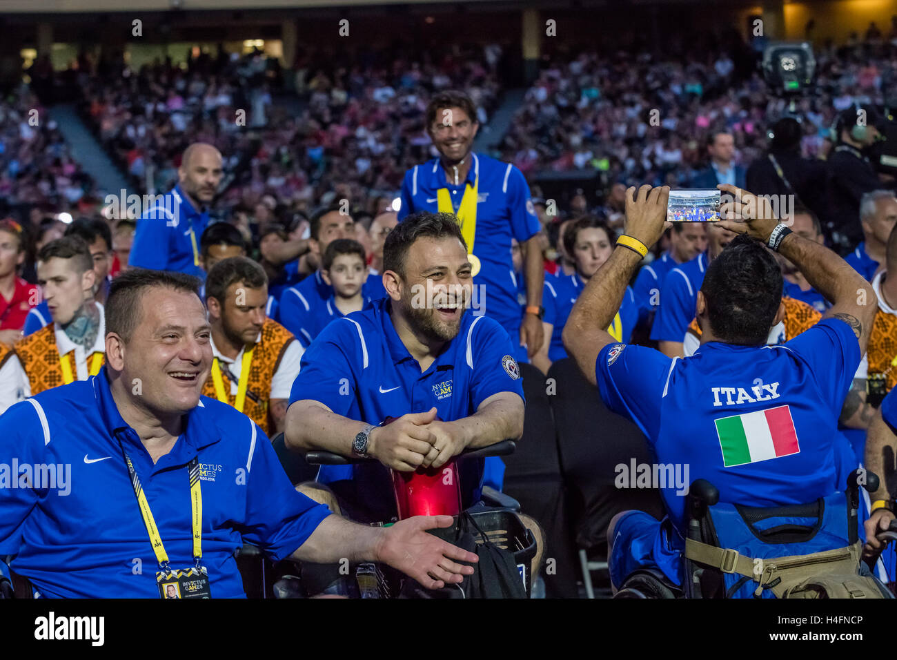 Mitglieder des Team Italien genießen Sie die Auftritte bei der Abschlussfeier für Invictus Games auf 12. Mai 2016 bei den ESPN Wide World of Sports Complex in Orlando, Florida. Stockfoto