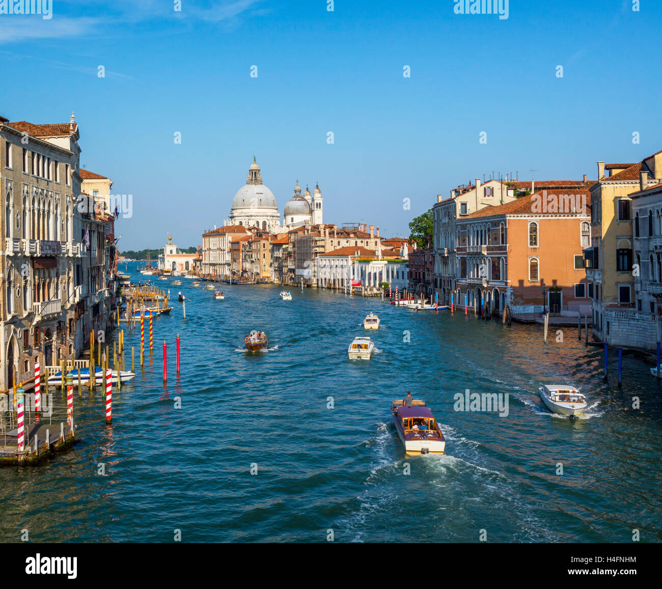 Venedig, Provinz Venedig, Veneto Region, Italien.    Blick entlang des Canal Grande, Santa Maria della Salute. Stockfoto