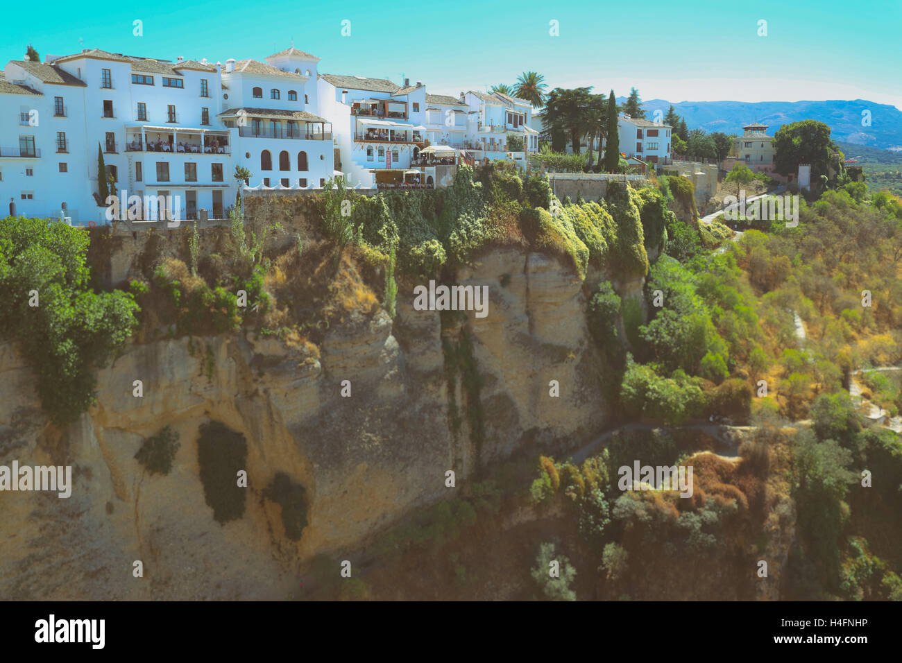 Ronda, Provinz Malaga, Andalusien, Südspanien. Häuser in der Altstadt thront auf der El Tajo-Schlucht. Stockfoto