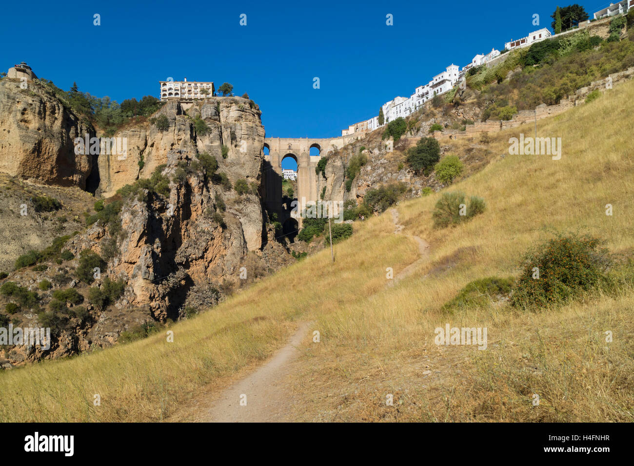Ronda, Provinz Malaga, Andalusien, Südspanien.  Die Stadt auf beiden Seiten der El Tajo-Schlucht, von unten gesehen. Stockfoto