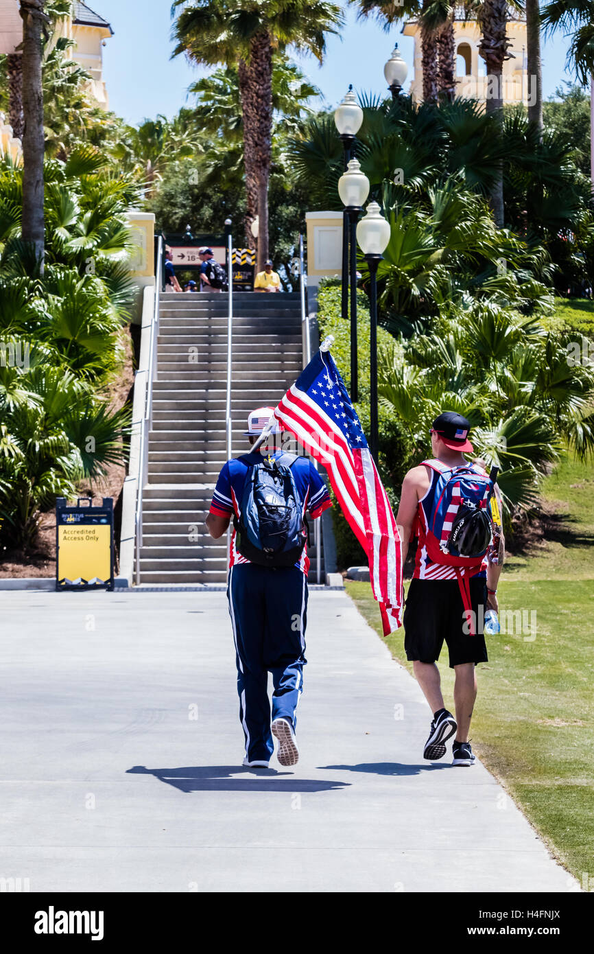 Zwei Mitglieder des Team USA schlendern Sie durch die Sportanlage mit der amerikanischen Flagge, während die Invictus Games on 7. Mai 2016 auf ESPN Wide World of Sports Complex in Orlando, Florida. Stockfoto