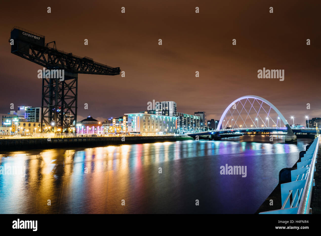 Finnieston Crane und Clyde Arc: ein Blick vom Pacific Quay am Ufer des Flusses Clyde, Glasgow, Schottland, Vereinigtes Königreich. Stockfoto