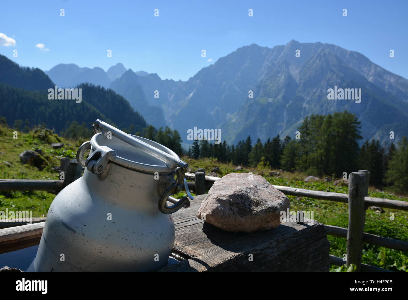 Berchtesgaden, Deutschland - 26. August 2016 - Milchkanne vor Senner Hütte in deutschen Alpen Stockfoto