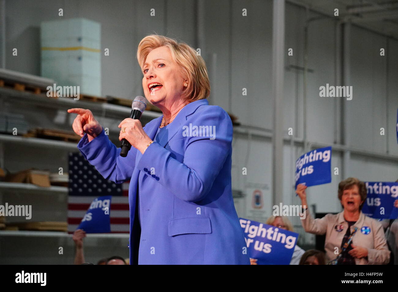 Demokratischen Präsidentschafts Kandidat Hillary Clinton spricht während einer Kundgebung am 15. Mai 2016 in Louisville, Kentucky. Stockfoto