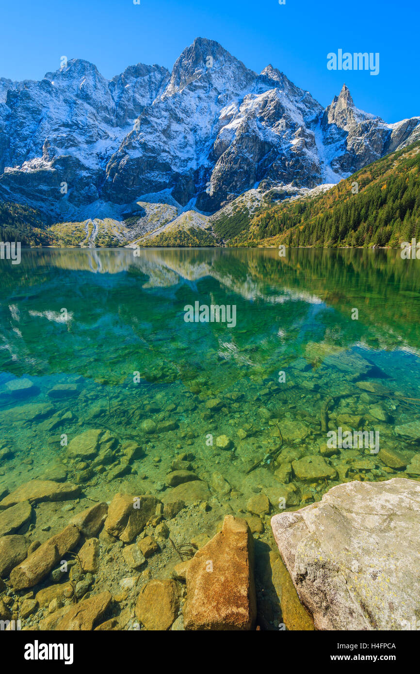 Morskie Oko See in herbstlichen Farben mit frischem Schnee bedeckt Spitzen, hohen Tatra, Polen Stockfoto