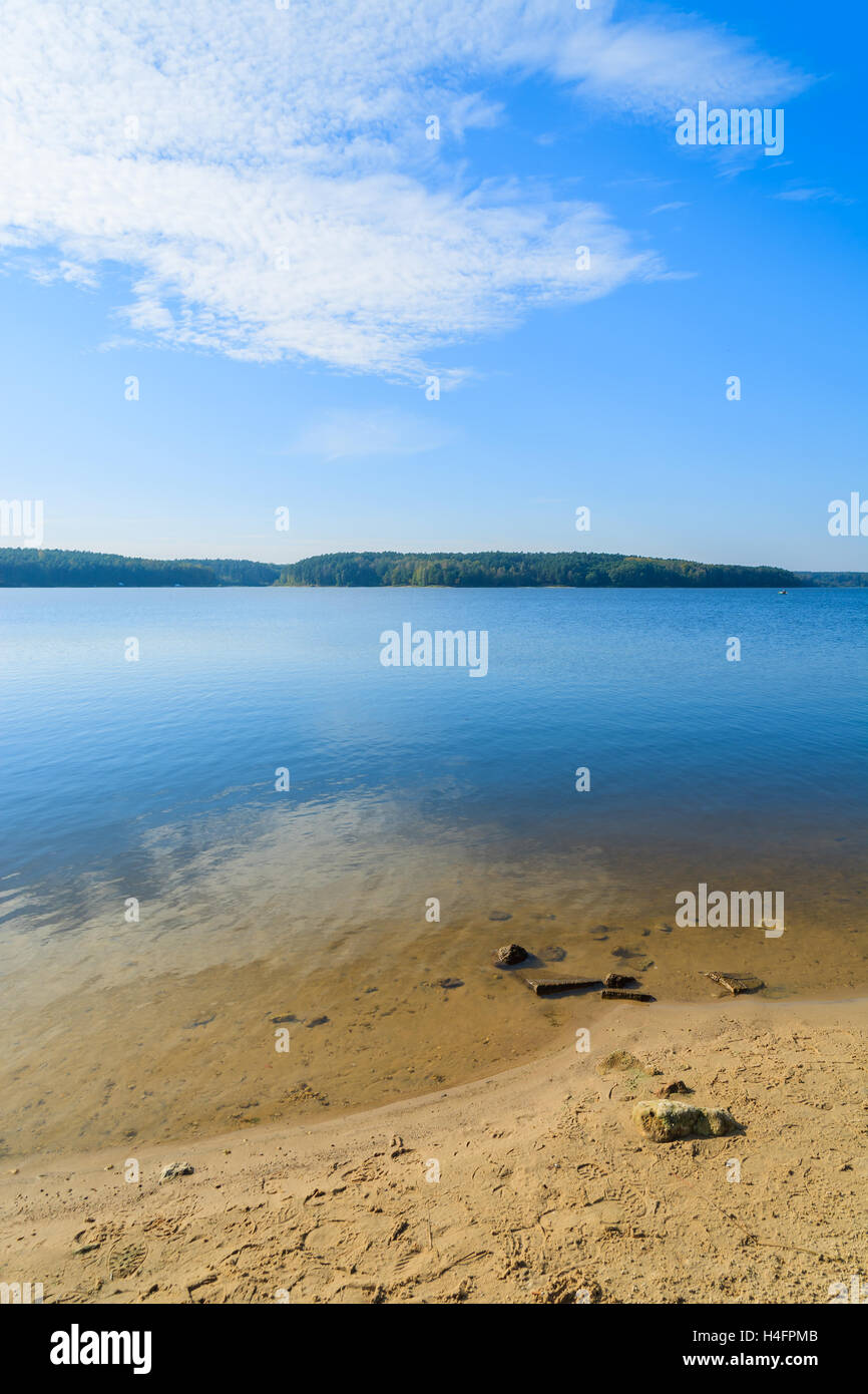 Steinen am Ufer des Chancza Sees, Polen Stockfoto