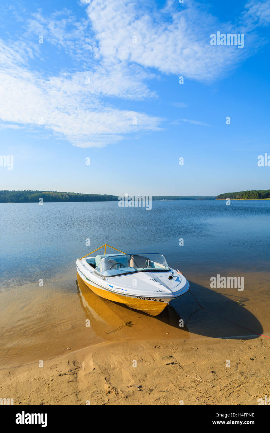CHANCZA See, Polen - 4. Oktober 2014: Motorboot am Ufer des schönen Chancza See. Wassersport wird immer beliebter unter den polnischen Menschen. Stockfoto