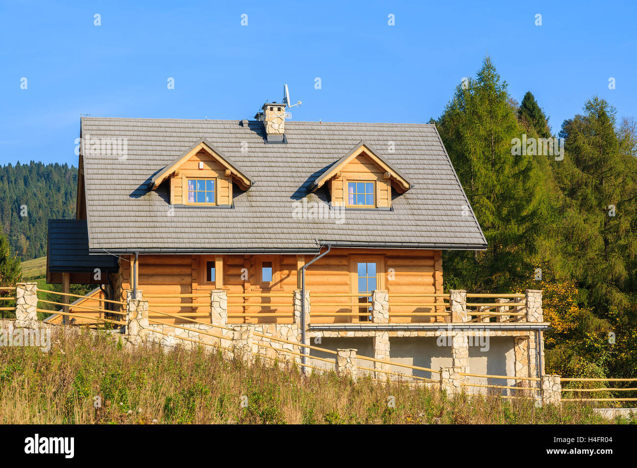 Hölzerne Berghaus aus Holz gebaut, am sonnigen Tag, Pieniny-Gebirge, Polen Stockfoto