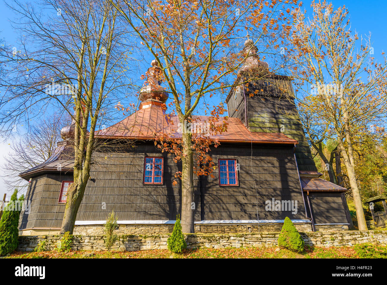 Alte hölzerne orthodoxe katholische Kirche in Banica Dorf am sonnigen Herbsttag, Beskid Niski Berge, Polen Stockfoto