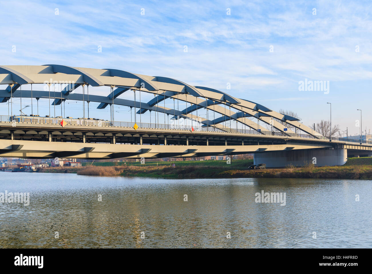 Krakau, Polen - 10. Dezember 2014: Stahl-Brücke über die Weichsel in Krakau. Öffentliche Verkehrsmittel verbindet zwei Seiten von Krakau Stadt durch Weichsel getrennt. Stockfoto
