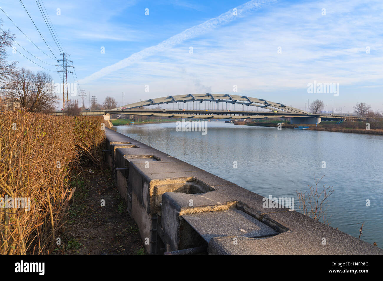 Krakau, Polen - 10. Dezember 2014: Stahl-Brücke über die Weichsel in Krakau. Öffentliche Verkehrsmittel verbindet zwei Seiten von Krakau Stadt durch Weichsel getrennt. Stockfoto