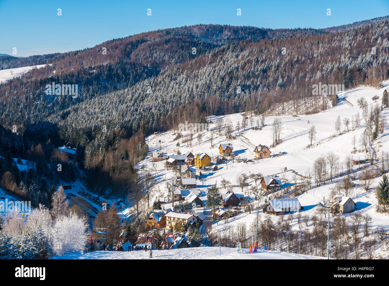 Blick auf Wierchomla Dorf von Skipiste, Bienenhonigs Beskiden, Polen Stockfoto