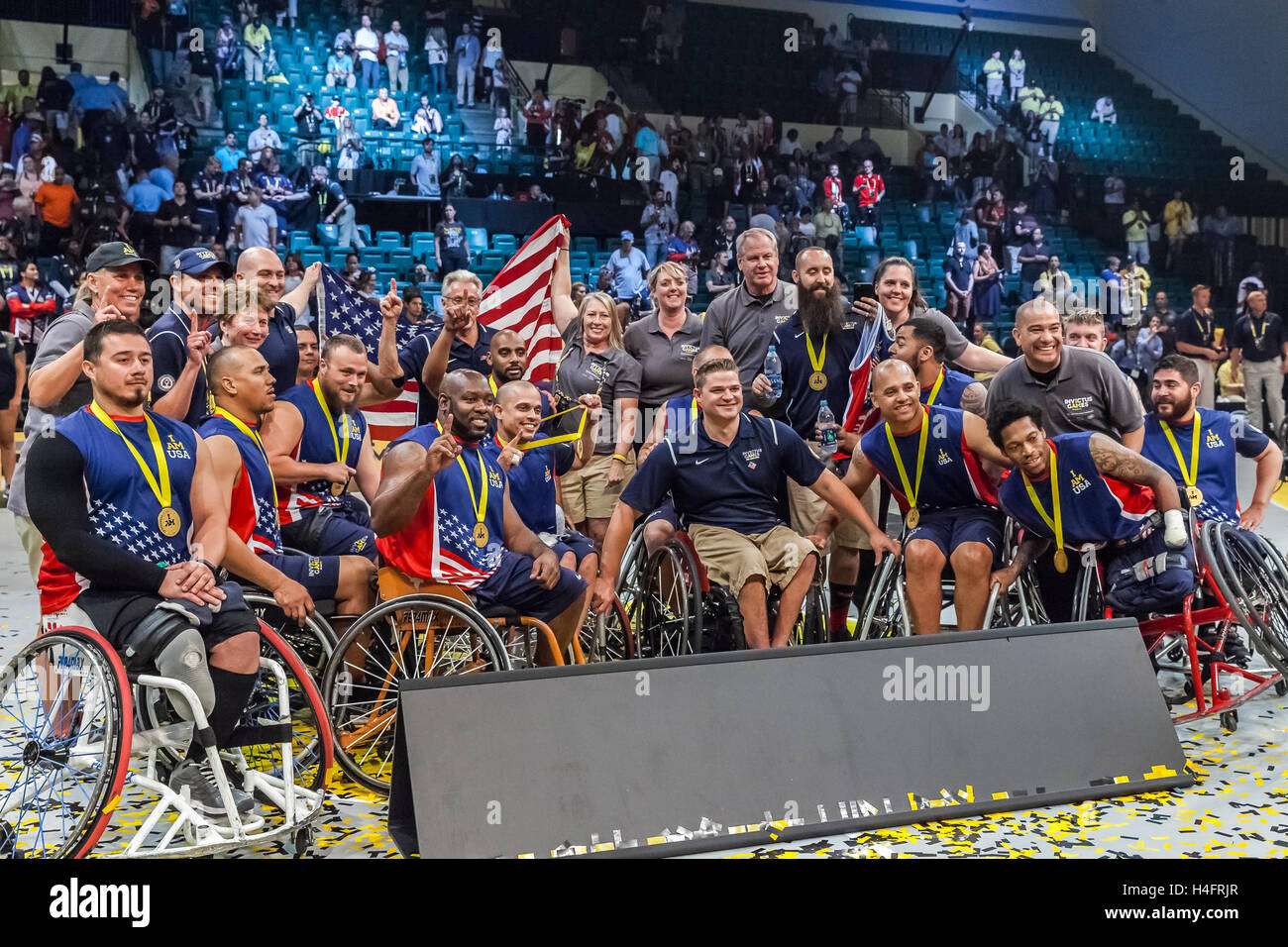 Team USA posierte für ein Foto nach dem Gewinn der Goldmedaille, in das Rollstuhl-Basketball-Wettbewerb während der Spiele von Invictus am 12. Mai 2016 auf ESPN Wide World of Sports Complex in Orlando, FL. Mitglieder des Team USA gehören Chuck Armistead, Jason Ellis, Adam Hyge Stockfoto