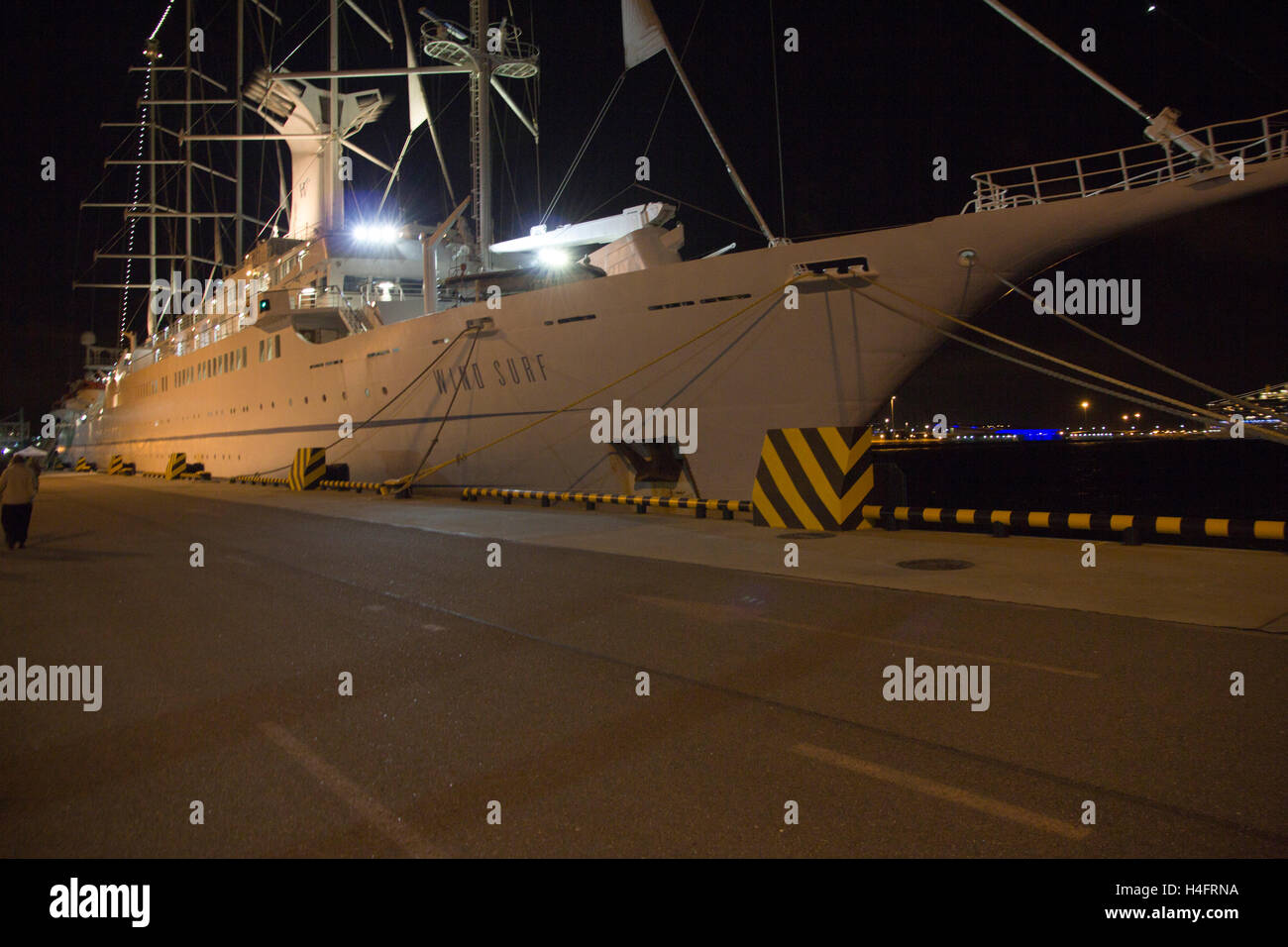 Wind-Surf, angedockt an Morskoj Woksal Meer Station in St. Petersburg, Russland. Stockfoto