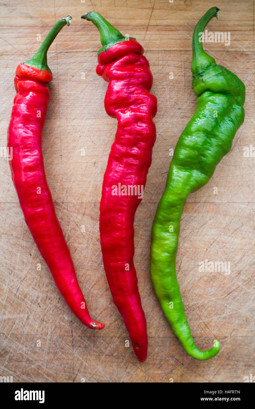 Lange Peperoni, grüne und rote Paprika Essen inspiriert Stockfoto