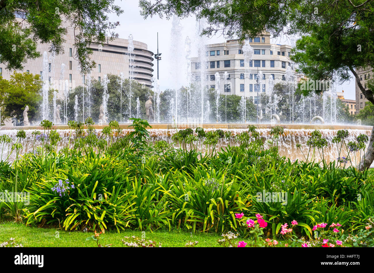Catalonia quadratische Brunnen in der grünen Natur, Barcelona-Spanien Stockfoto