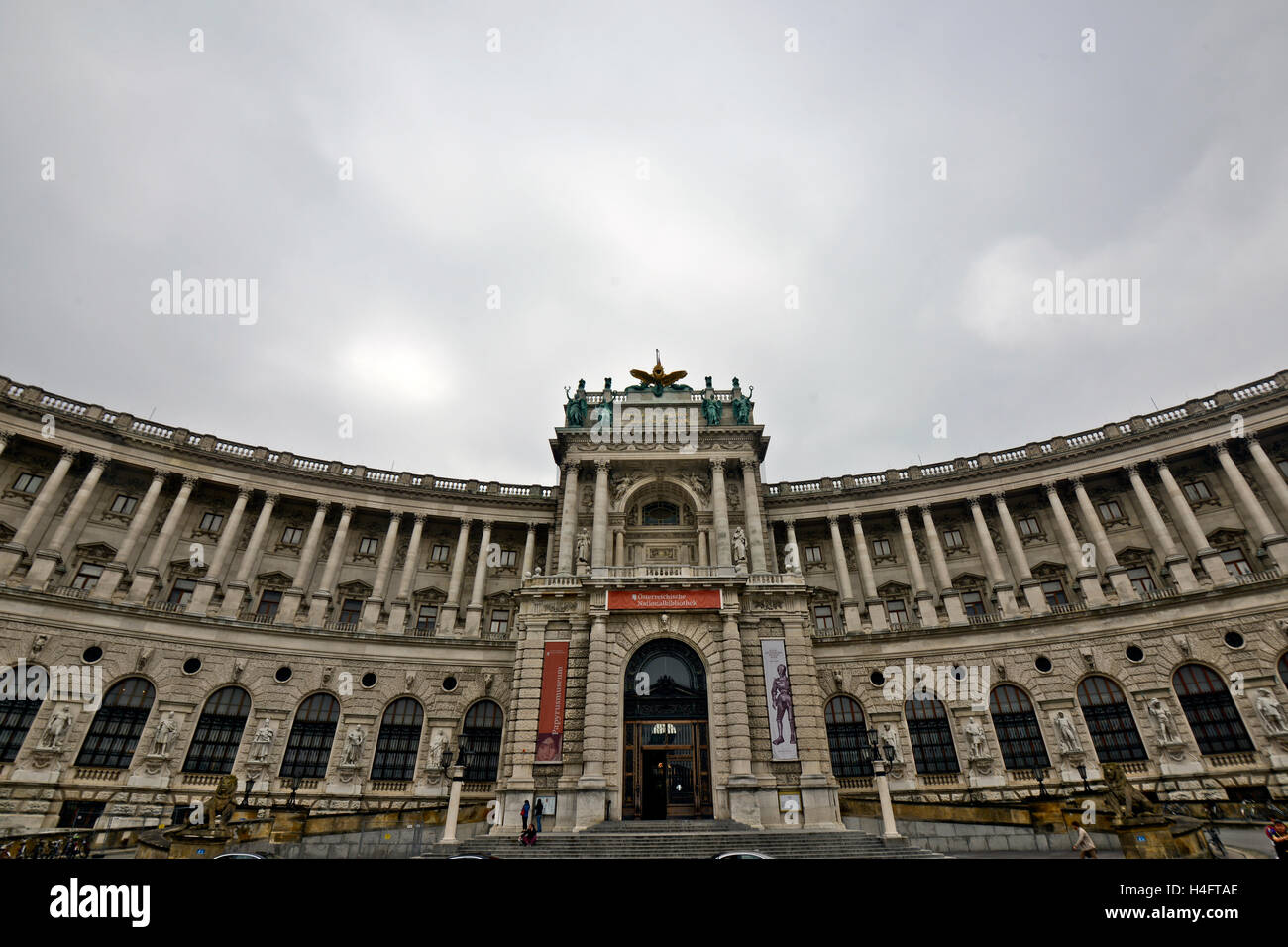 Österreichische Nationalbibliothek - Hofburg Palace. Weitwinkel, Vorderansicht. Wien, Österreich Stockfoto