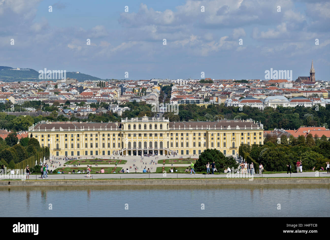 Schloss Schönbrunn, Wien, Österreich.  Luftbild mit Garten in der Front und der Stadt im Hintergrund Stockfoto