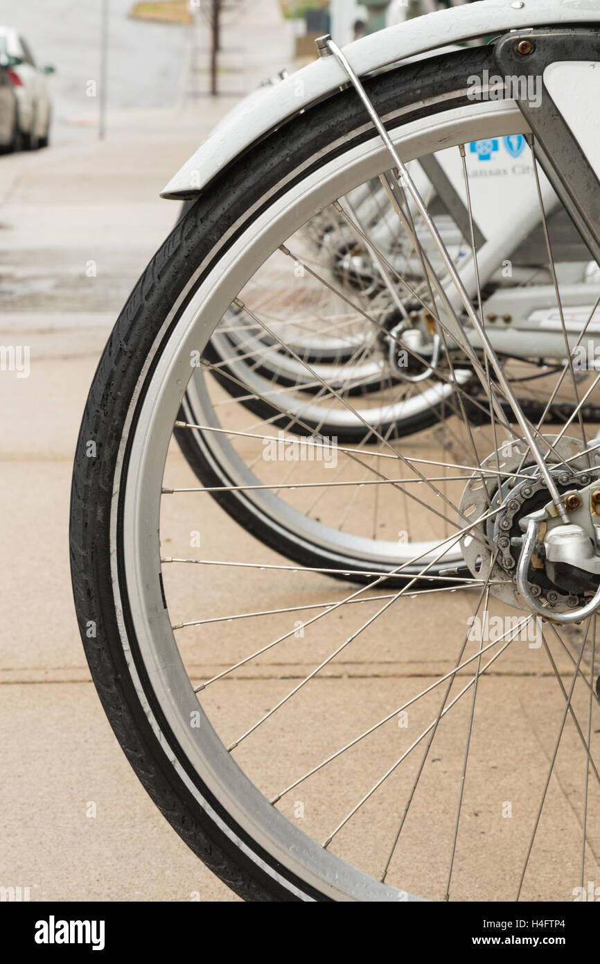 Aufstellung mehrerer Fahrräder in der Innenstadt von Kansas City, Missouri Stockfoto