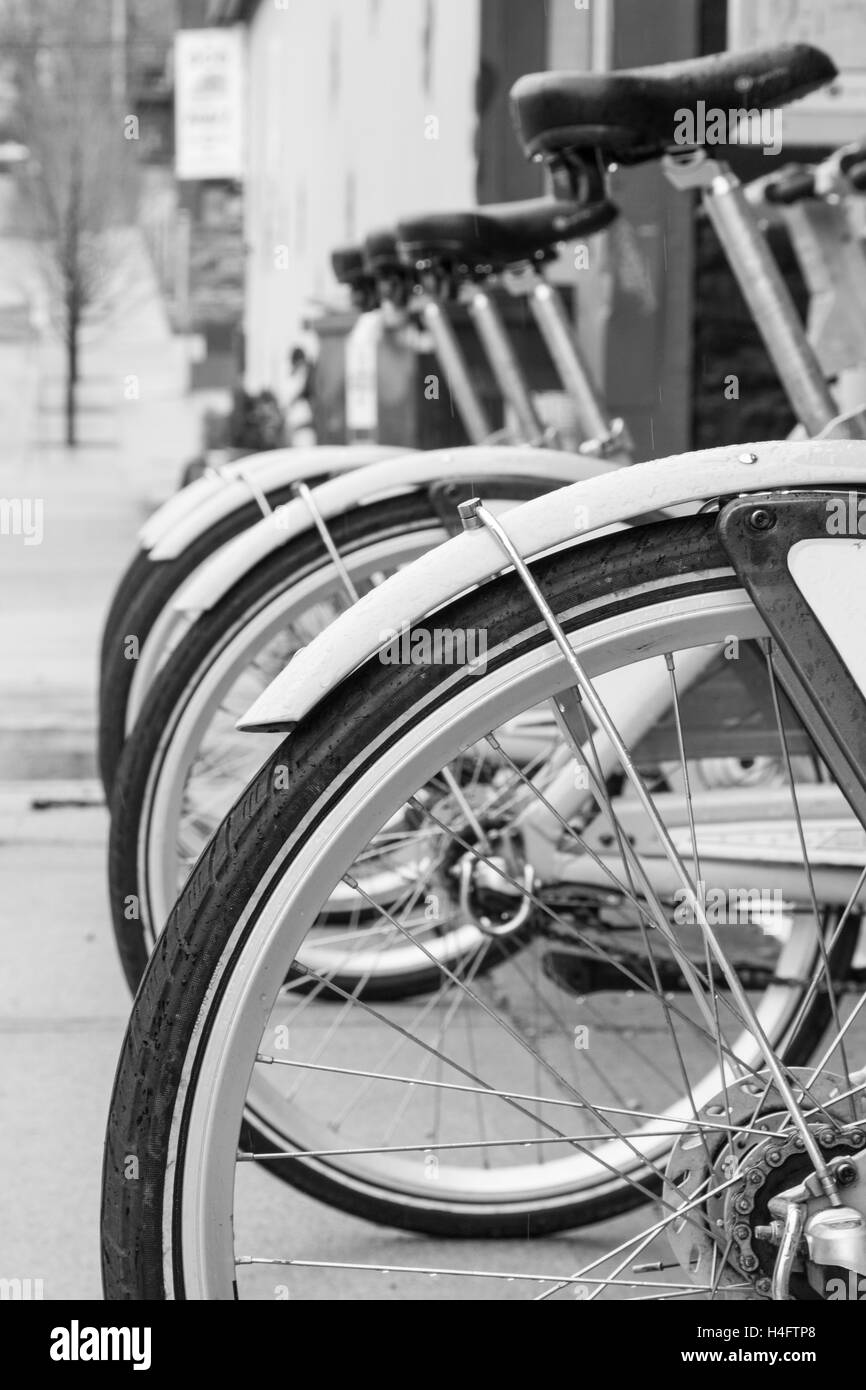 Aufstellung mehrerer Fahrräder in der Innenstadt von Kansas City, Missouri Stockfoto