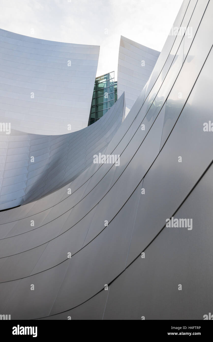 Blick nach oben von den schrägen Wänden der Walt Disney Concert Hall Stockfoto