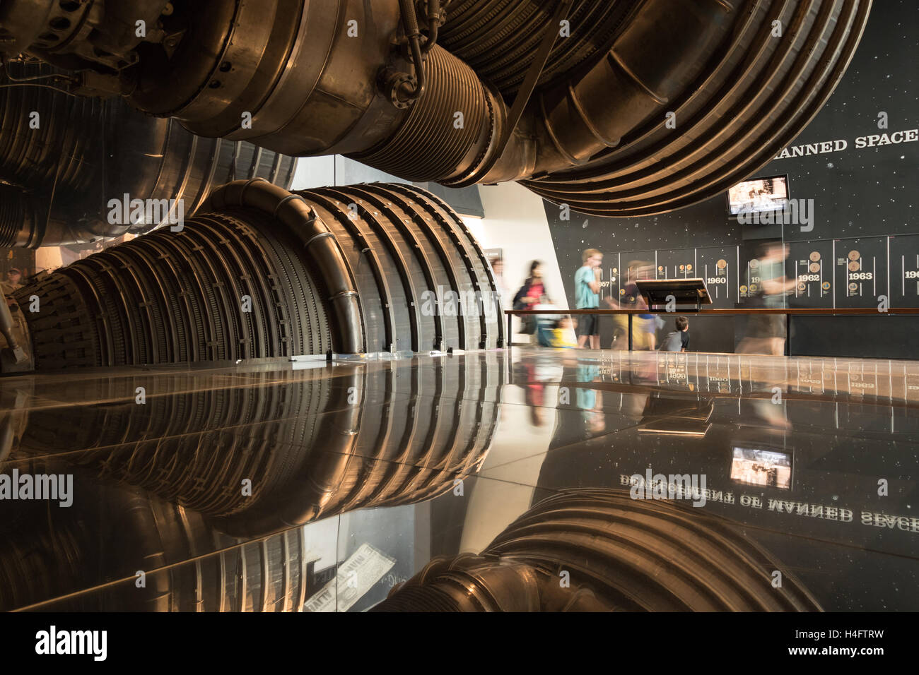 Raketentriebwerk, Flüssigbrennstoff, f-1, 1/4 Cutaway mit Gästen an des Smithsonian National Air and Space Museum in Washington, DC Stockfoto